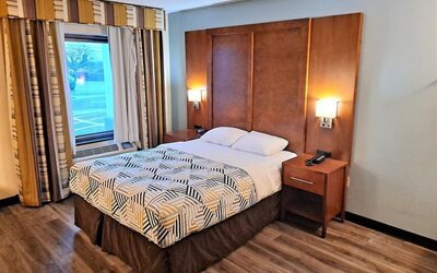 Day use room with natural light at Studio 6 Baltimore West - Catonsville.