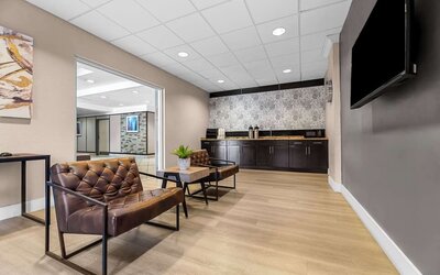 Lobby and coworking space at Suburban Studios Orlando - Ocoee/Winter Garden.