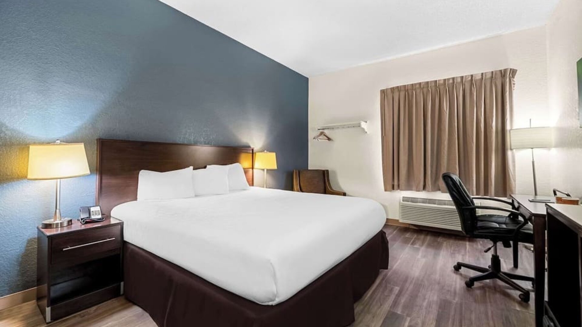 Day use room with work desk at Suburban Studios Orlando - Ocoee/Winter Garden.