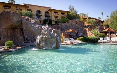 Outdoor pool at Hilton Phoenix Tapatio Cliffs Resort.