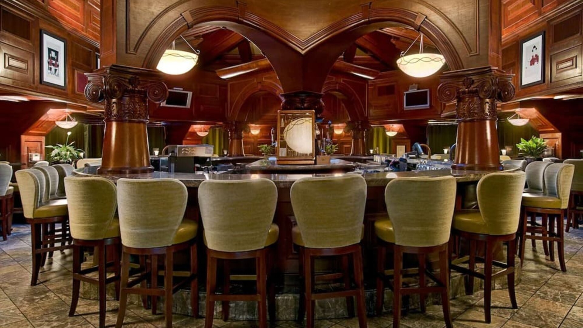 Hotel bar at Hilton Phoenix Tapatio Cliffs Resort.