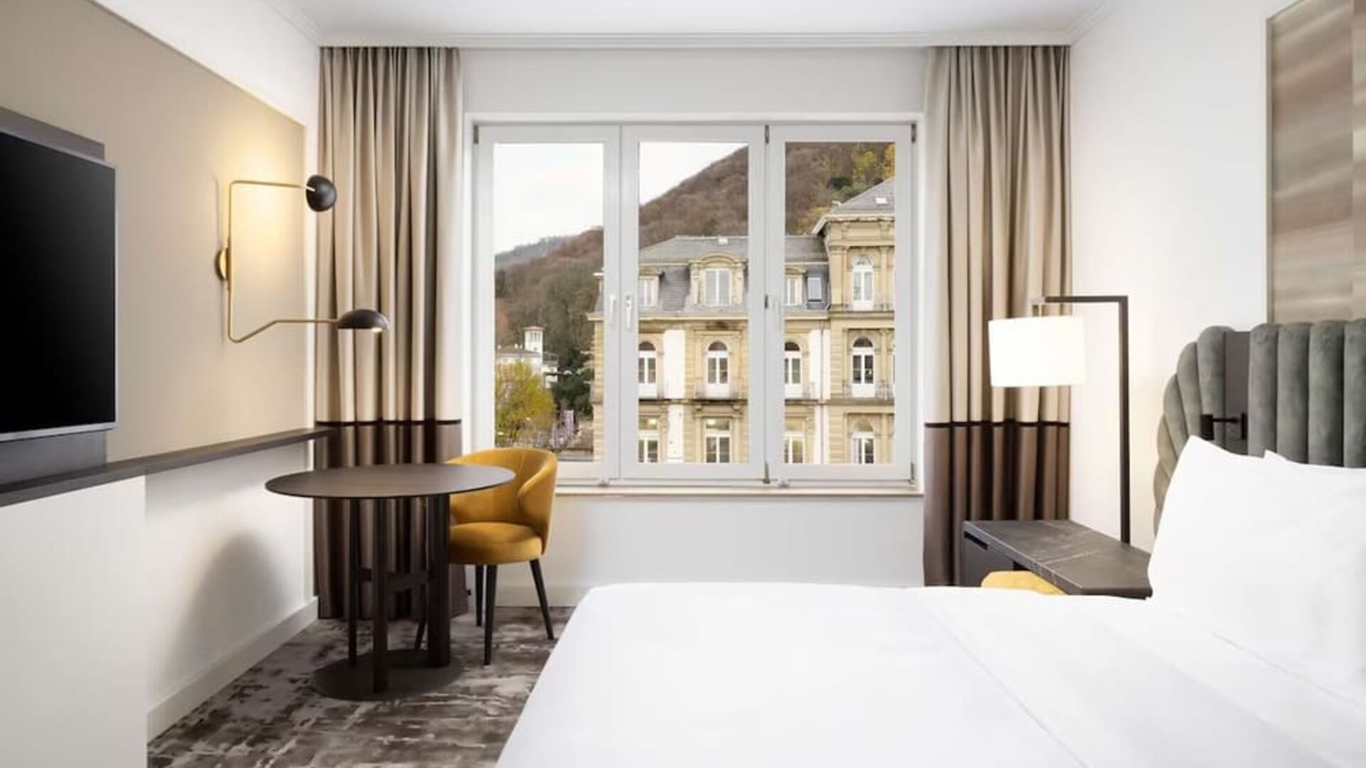 Day use room with TV at Hilton Heidelberg.