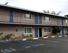 Parking available at Del Aire Inn.