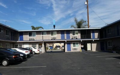 Parking available at Del Aire Inn.