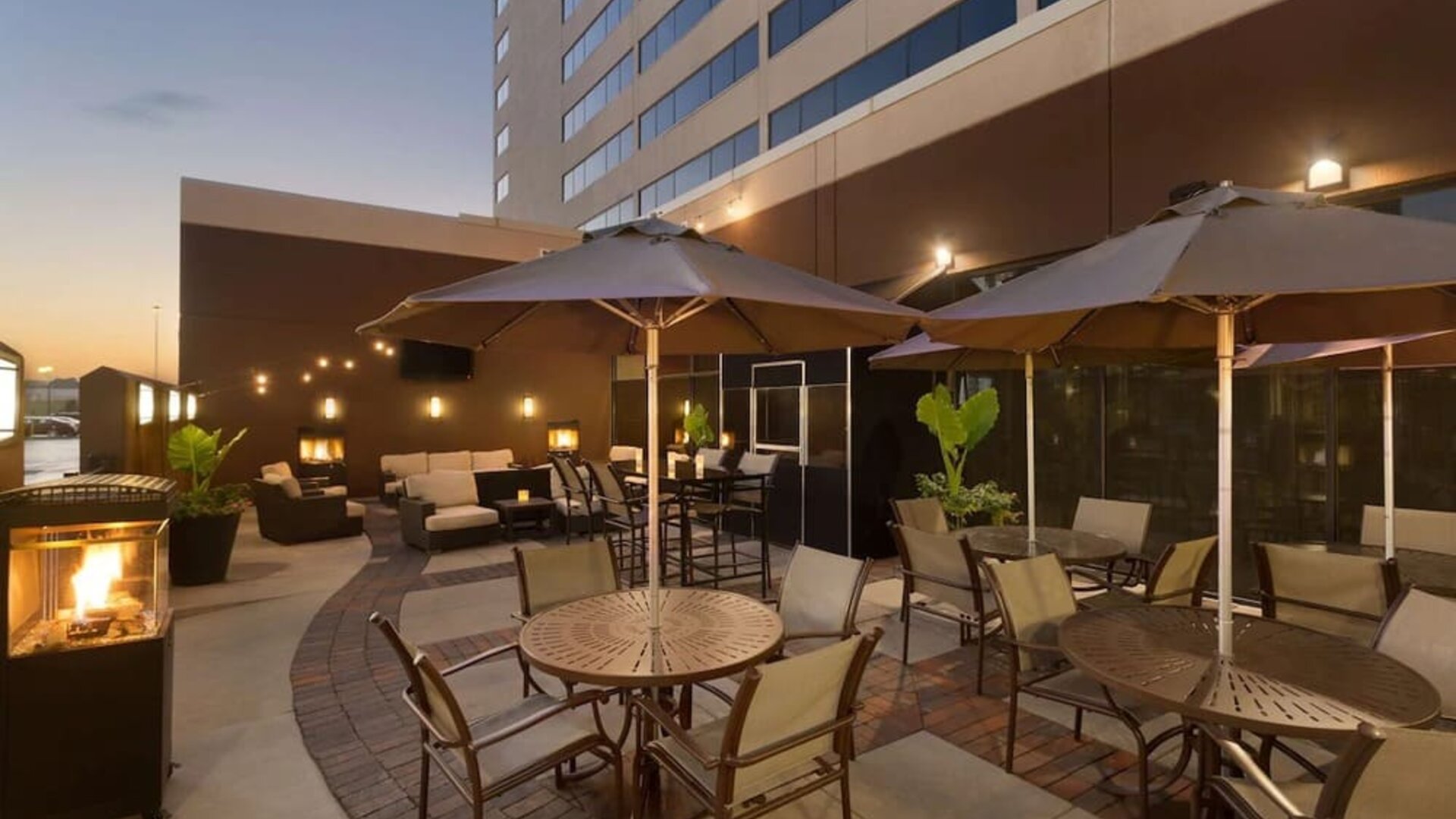 Outdoor terrace at Hilton Chicago/Oak Brook Suites.