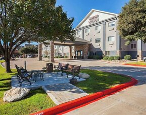 Outdoor furtniture at Comfort Suites Lewisville.