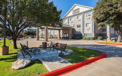 Outdoor furtniture at Comfort Suites Lewisville.