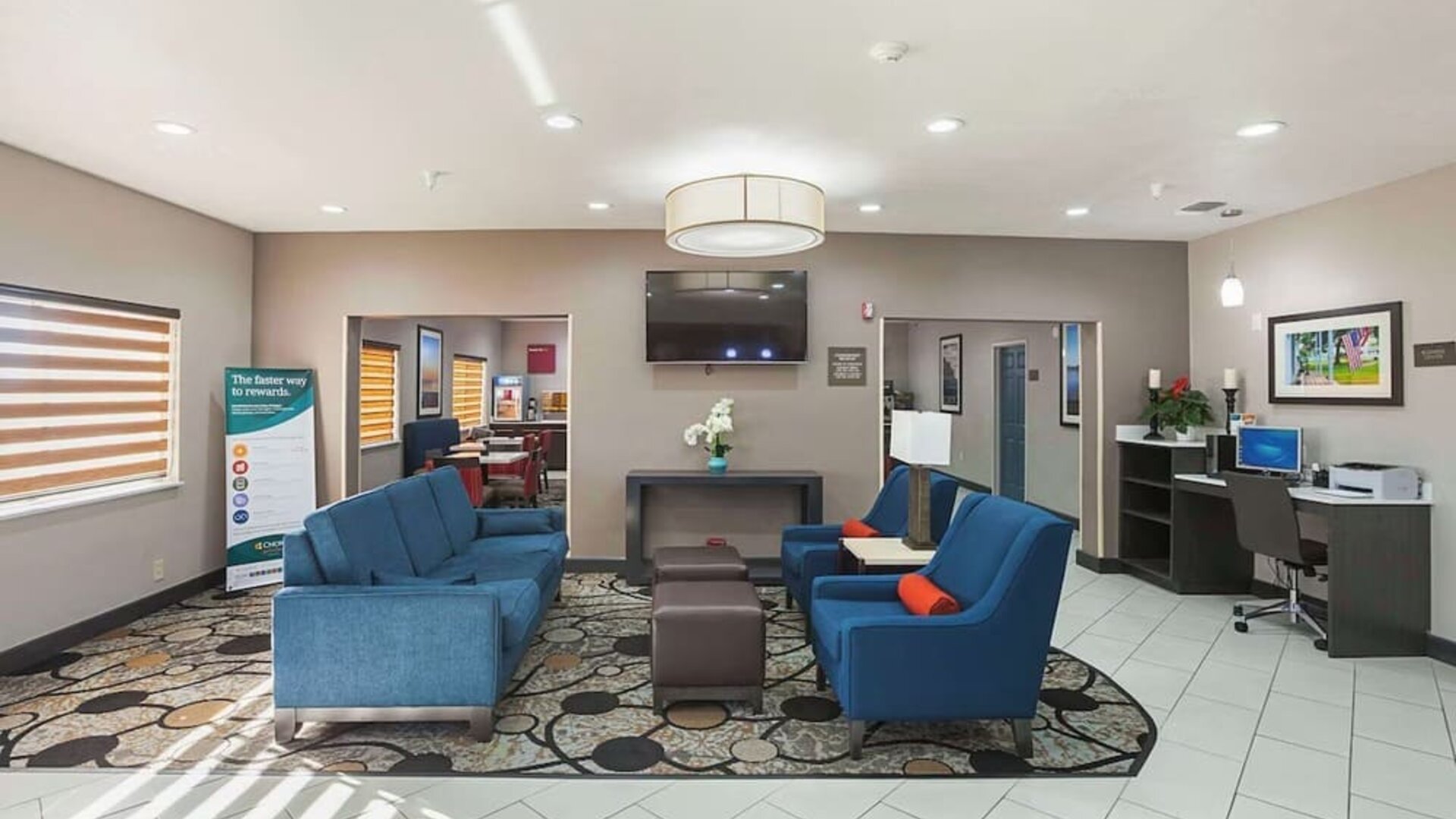 Lobby seating at Comfort Suites Lewisville.