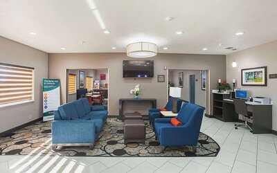 Lobby seating at Comfort Suites Lewisville.