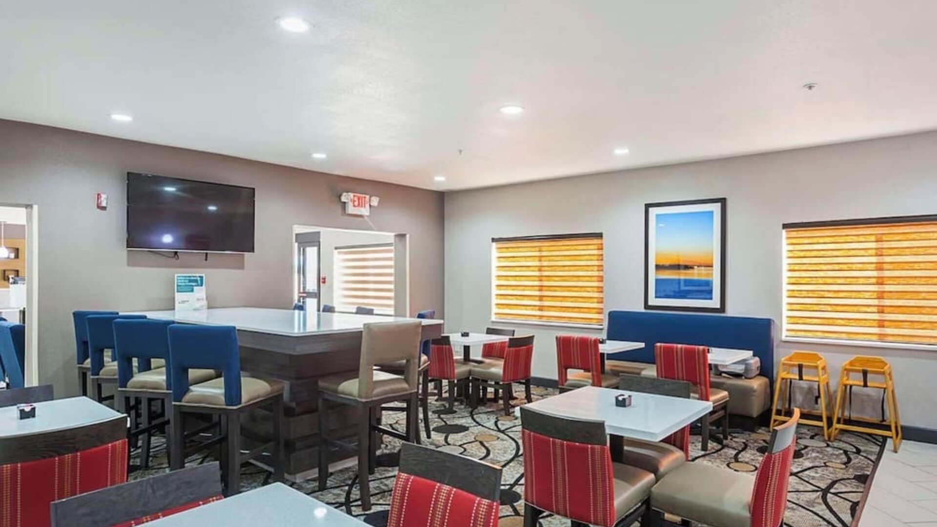 Dining room at Comfort Suites Lewisville.
