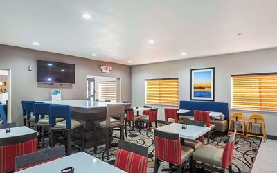 Dining room at Comfort Suites Lewisville.