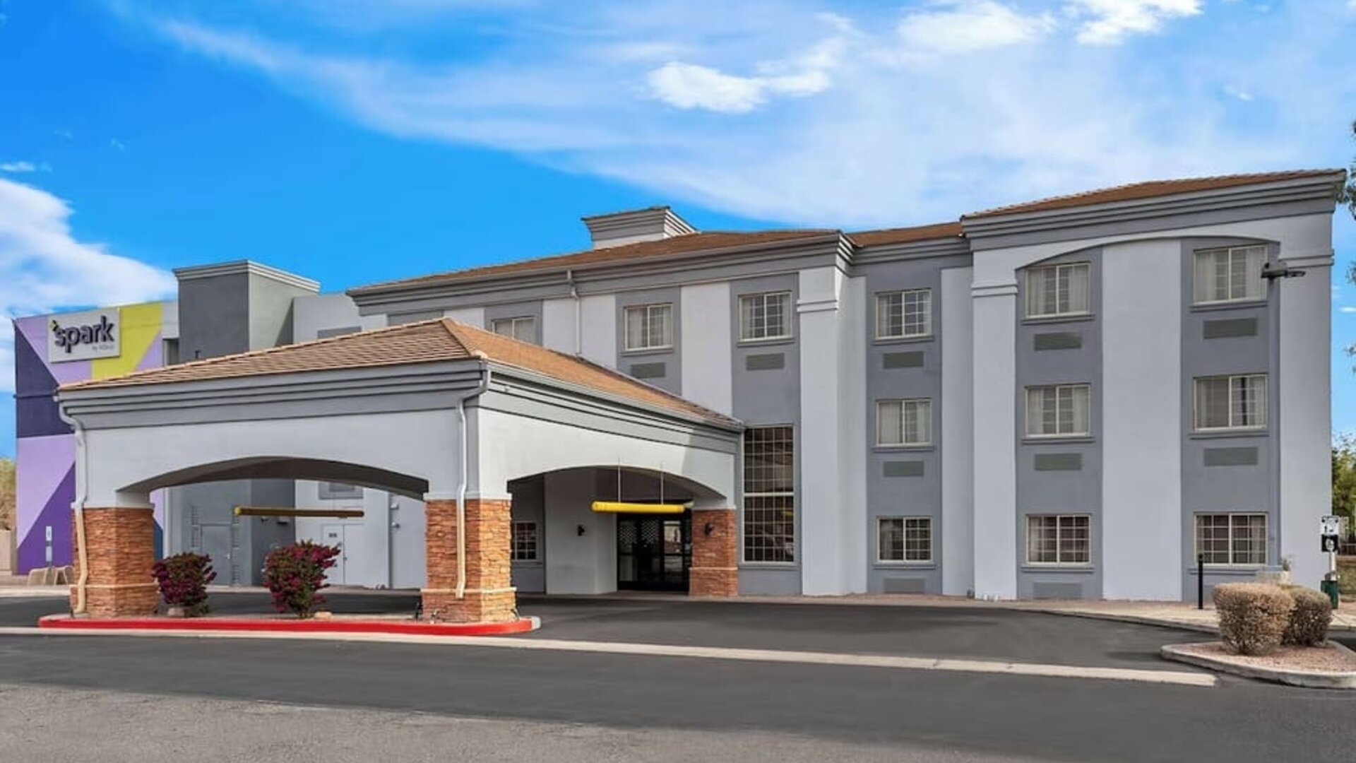 Hotel exterior at Spark By Hilton Glendale Phoenix North.