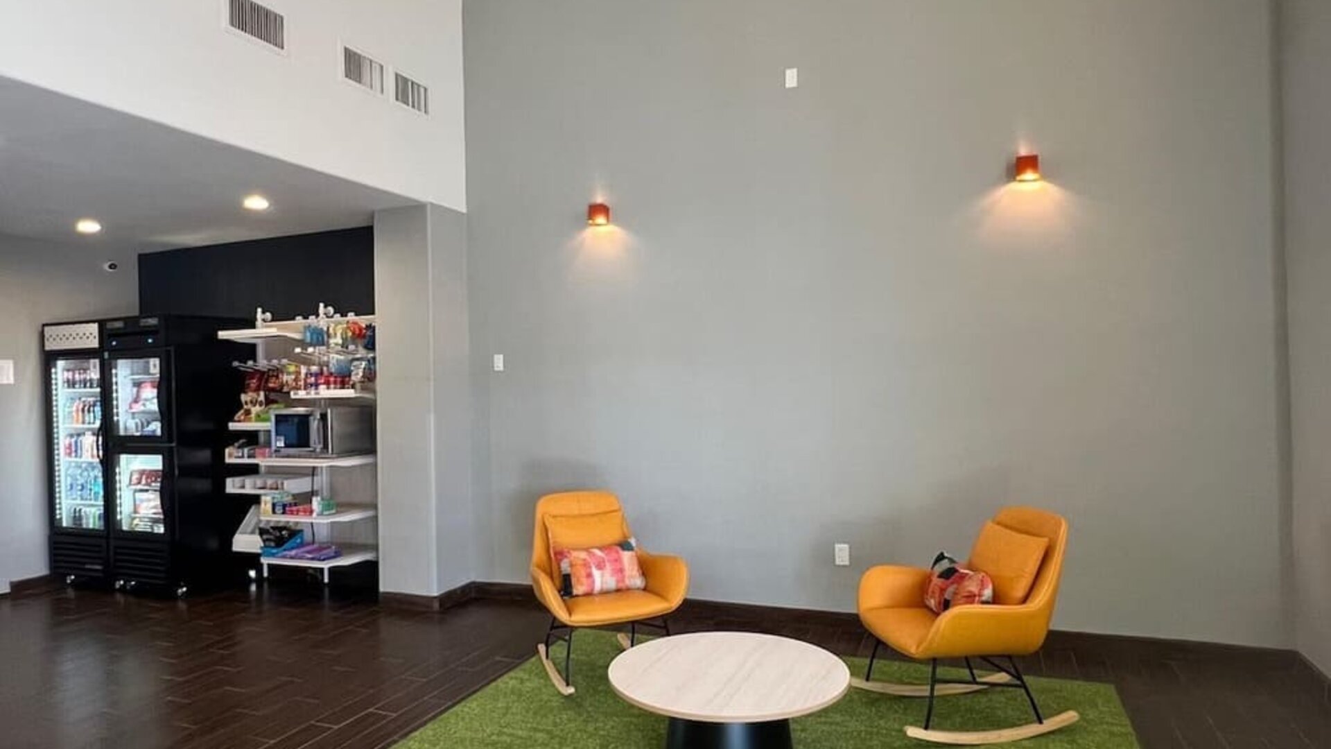 Lobby seating at Spark By Hilton Glendale Phoenix North.