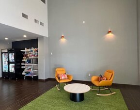 Lobby seating at Spark By Hilton Glendale Phoenix North.