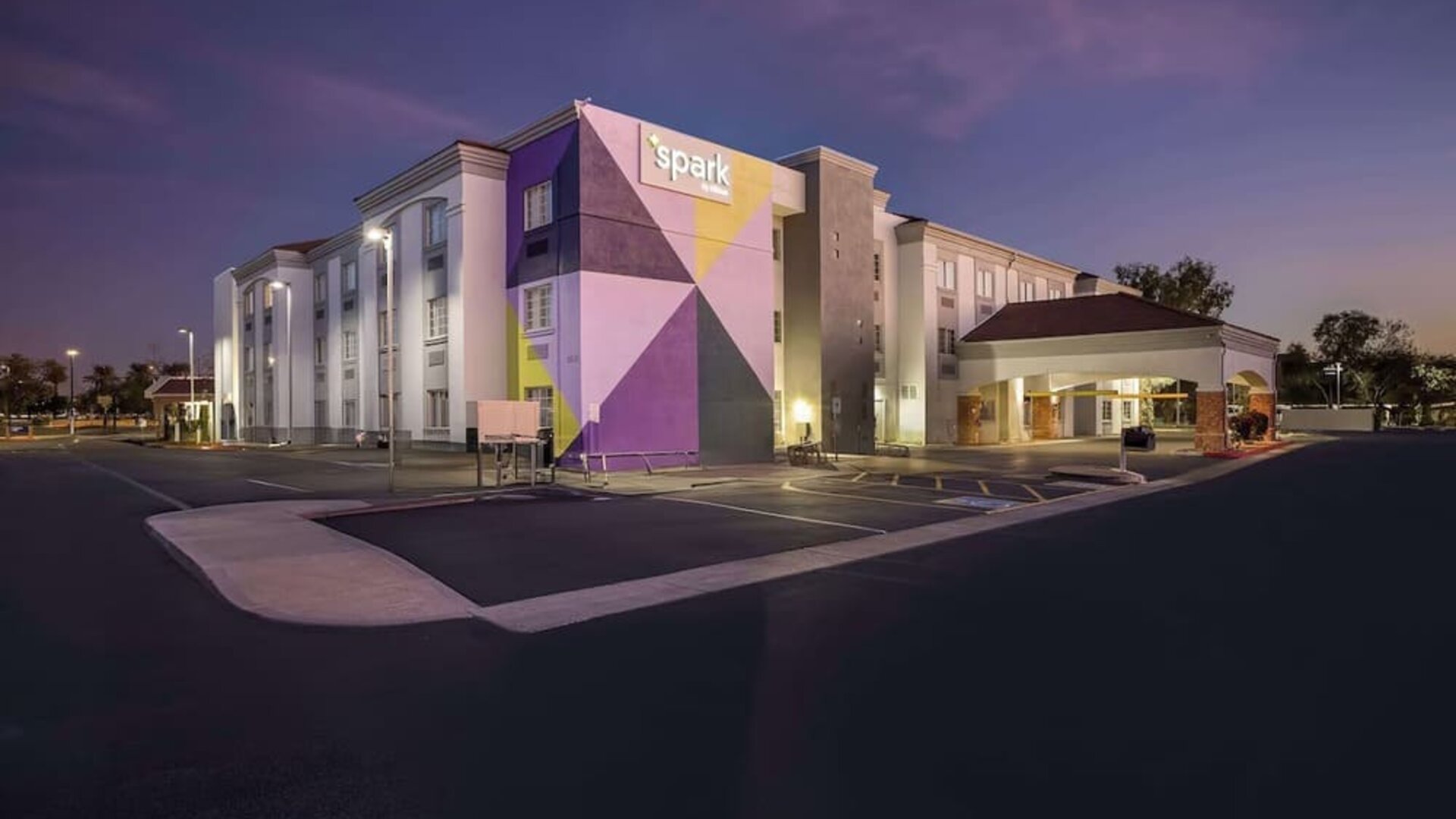 Hotel exterior at Spark By Hilton Glendale Phoenix North.