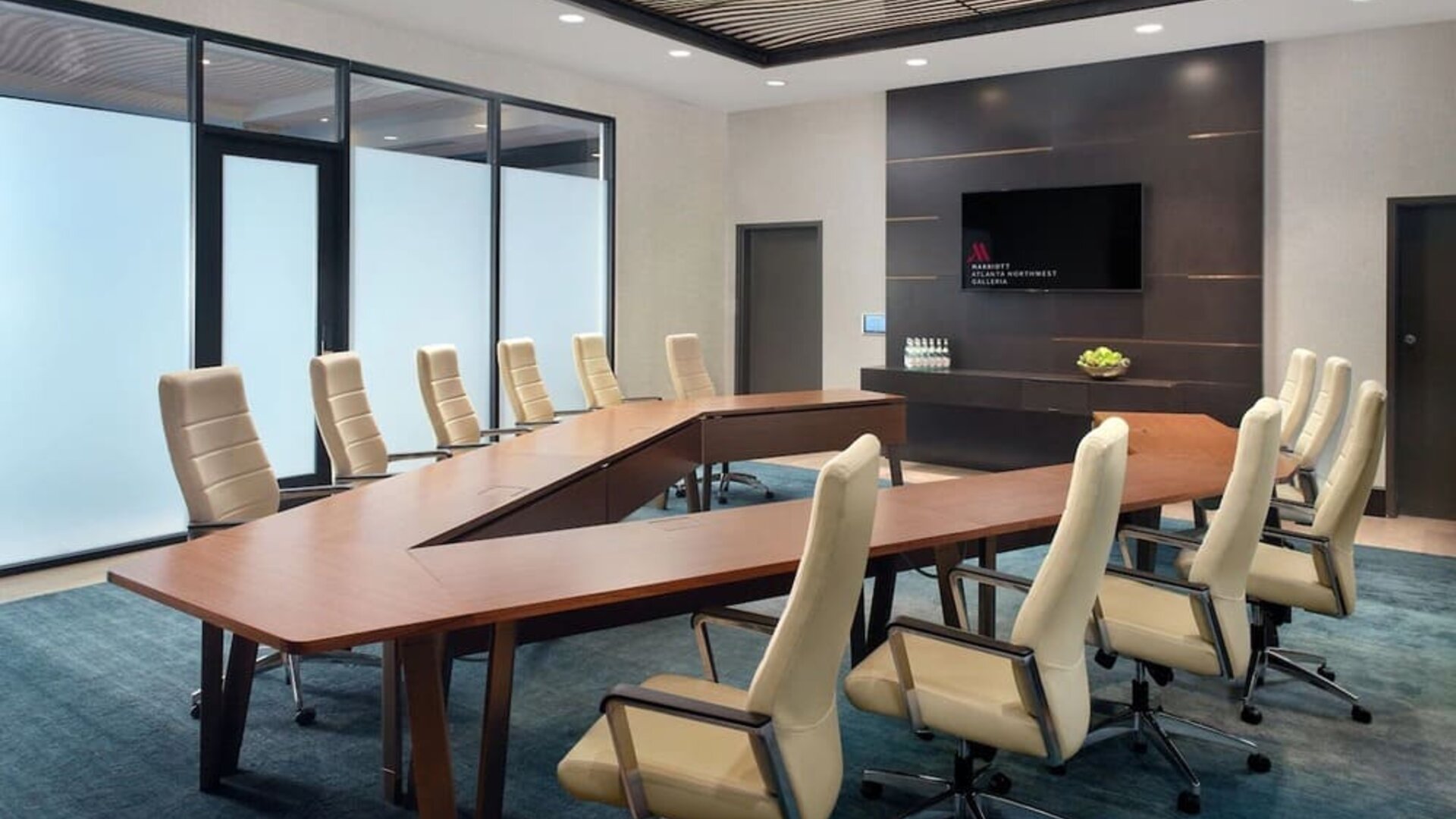 Professional meeting room at Atlanta Marriott Northwest At Galleria.