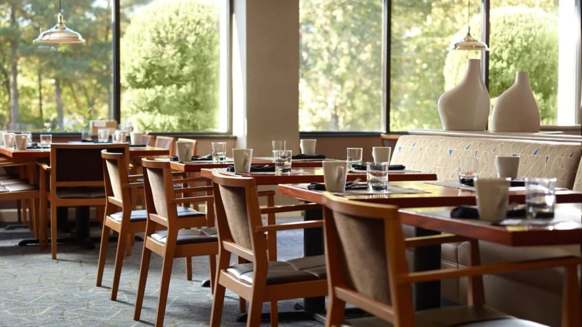 Dining area with natural light at Atlanta Marriott Northwest At Galleria.