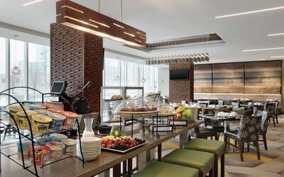 Dining area with natural light perfect for coworking at Hilton Garden Inn Calgary Downtown.