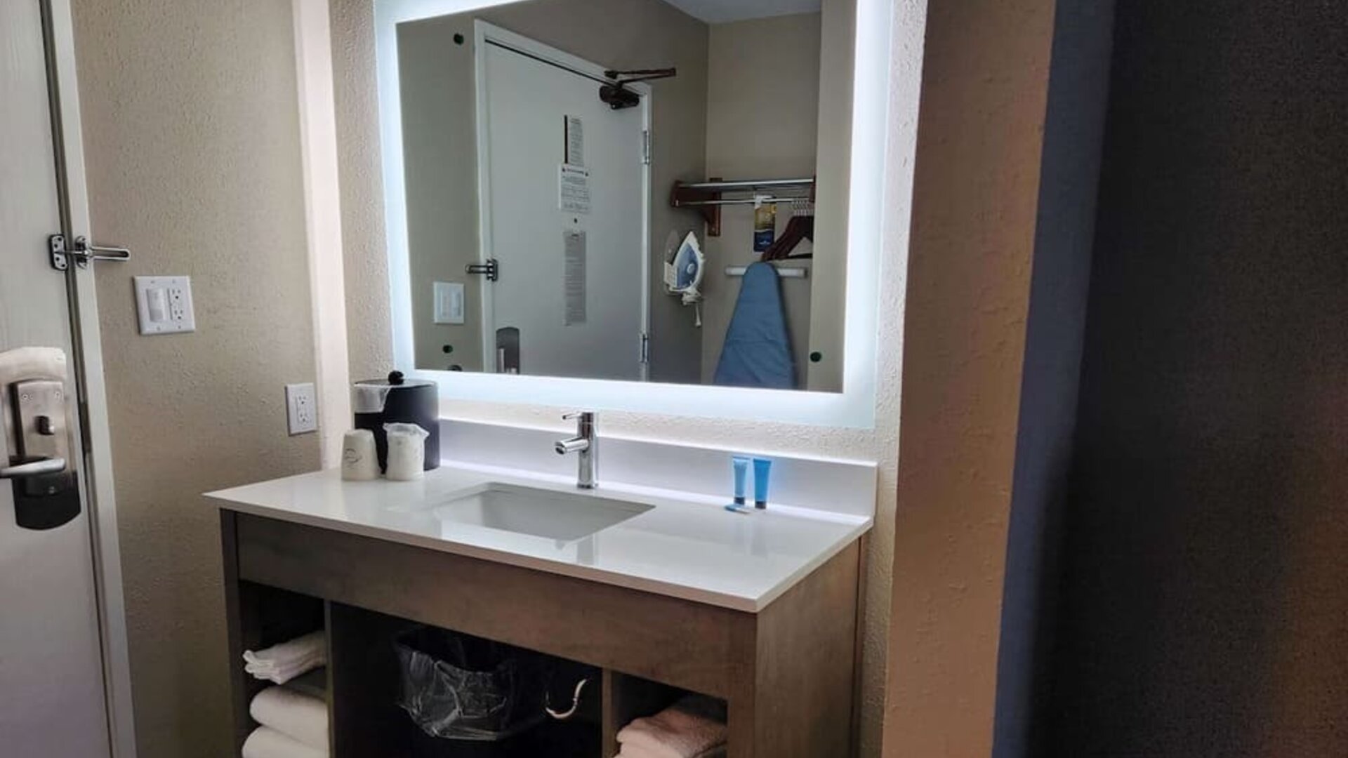 Guest bathroom at Baymont By Wyndham Davenport.