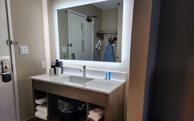 Guest bathroom at Baymont By Wyndham Davenport.