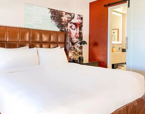 Day use room with private bathroom at Montrose At Beverly Hills.