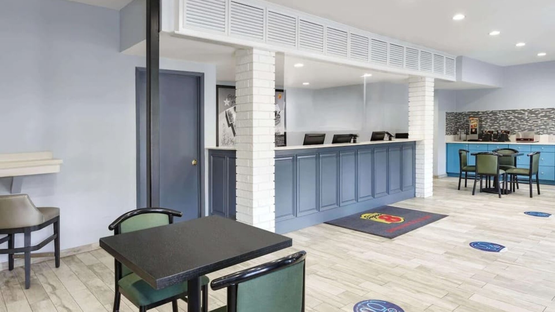 Dining room at Super 8 By Wyndham Universal City.