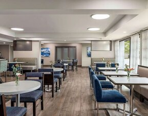 Dining area with comfortable seating, perfect for co-working at Hampton Inn Chicago-O'Hare International Airport.