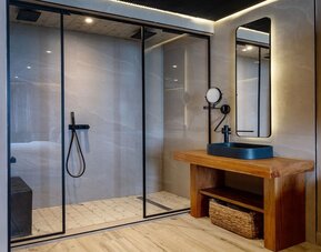 Guest bathroom at Aire De O:live.