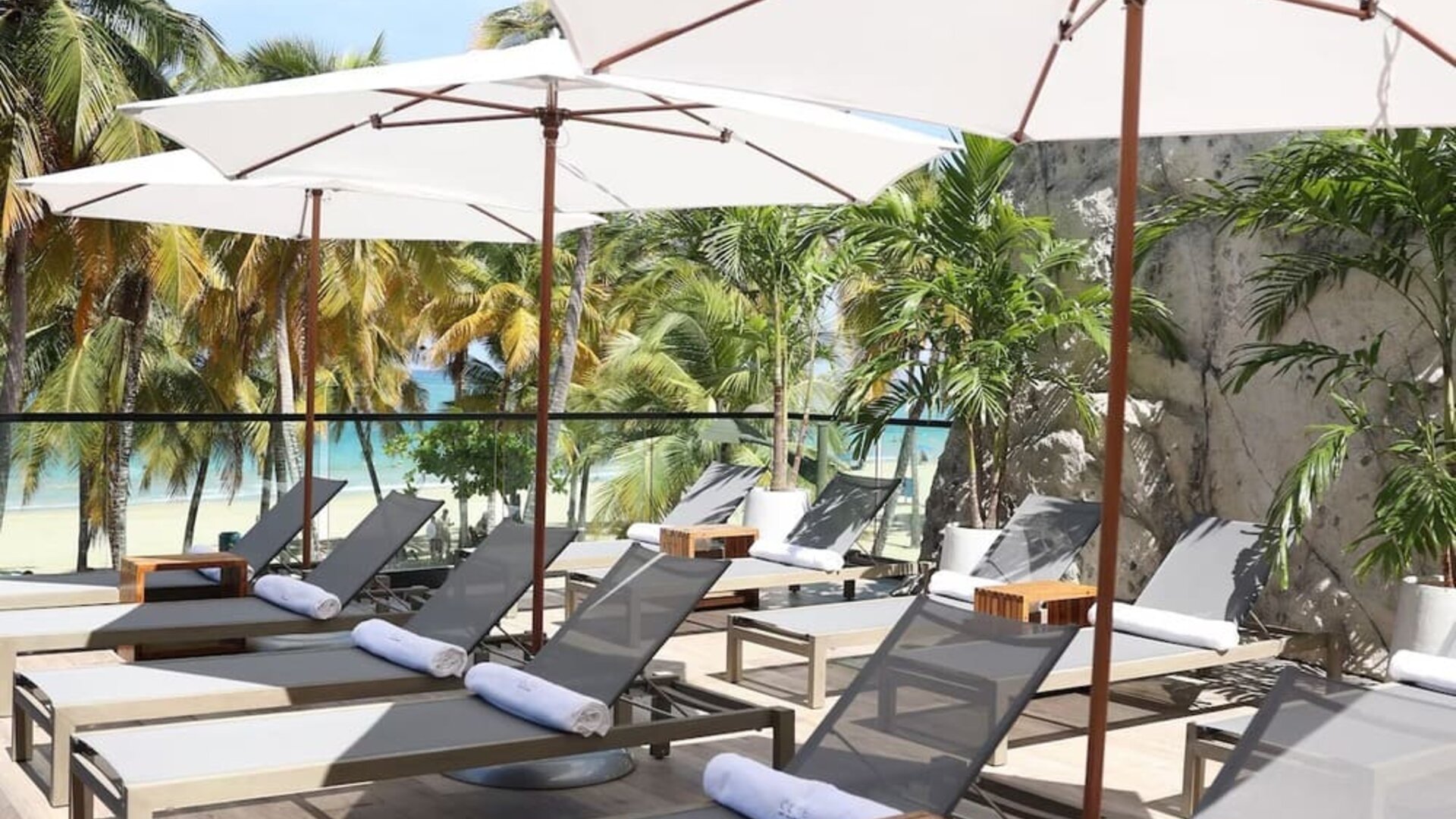 Pool loungers at Aire De O:live.