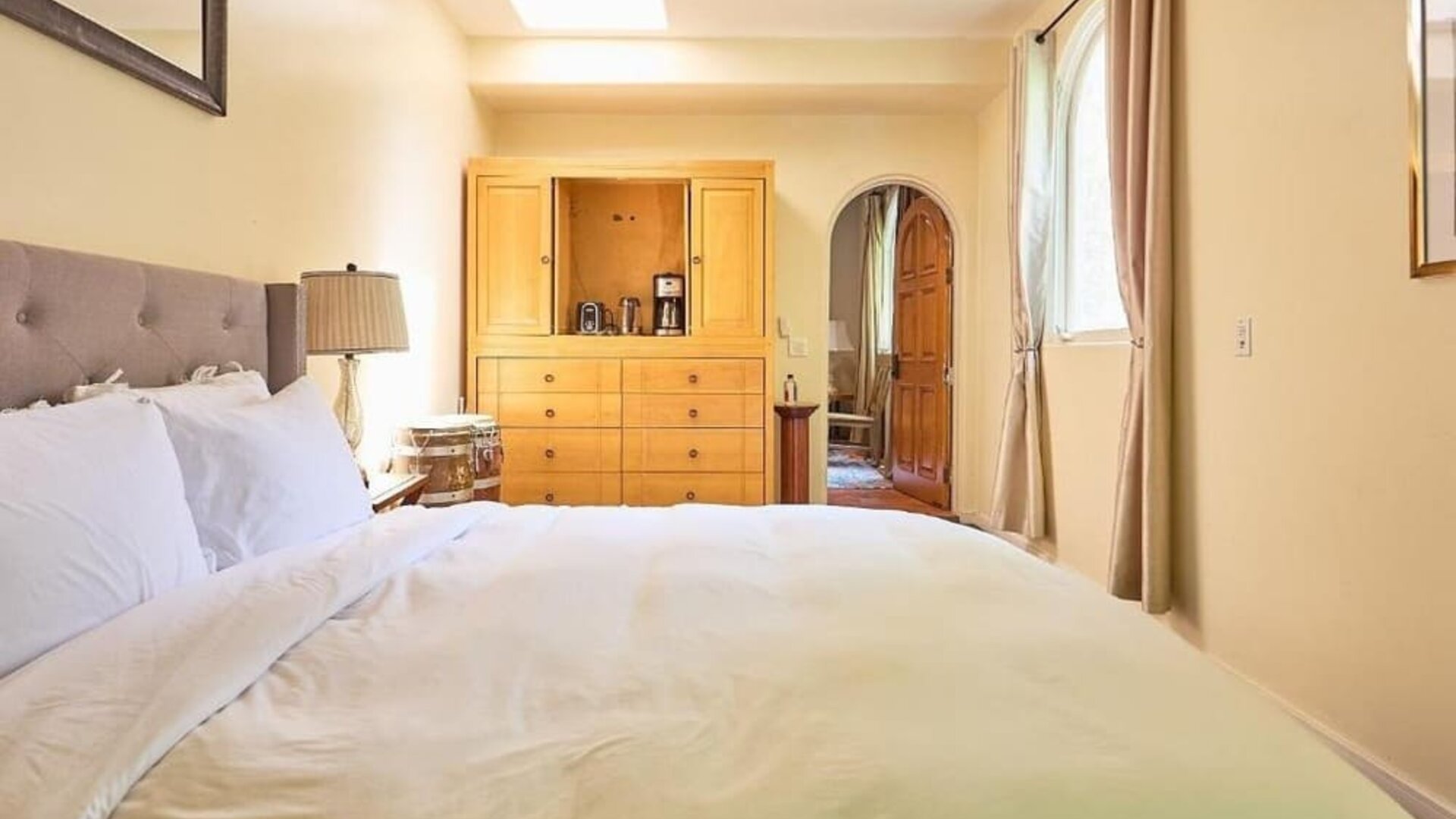 Day  use room at Beverly Hills Spanish.