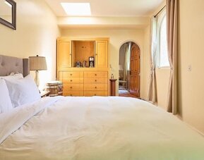 Day  use room at Beverly Hills Spanish.