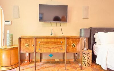 Day  use room at Beverly Hills Spanish.