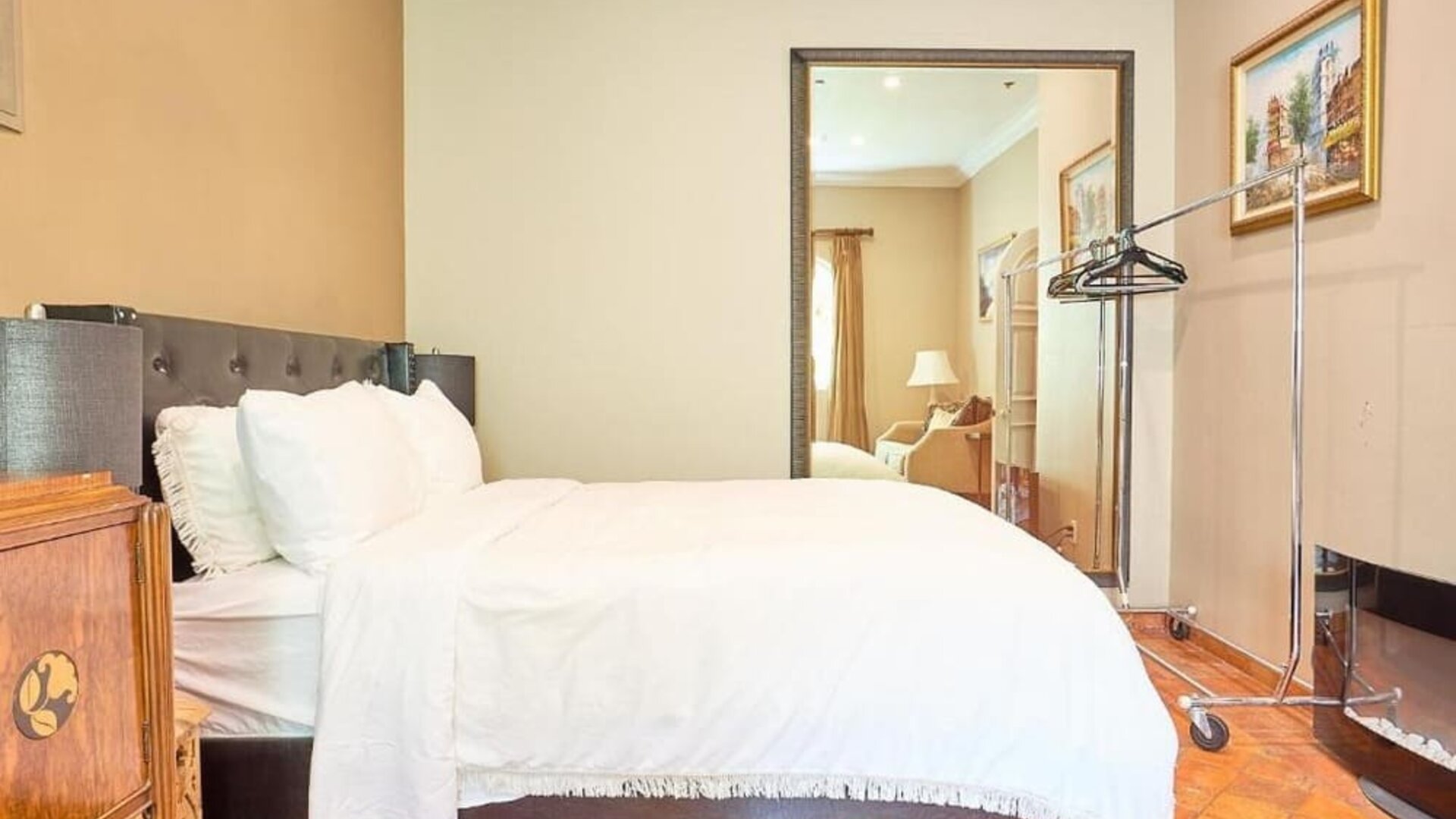 Day  use room at Beverly Hills Spanish.