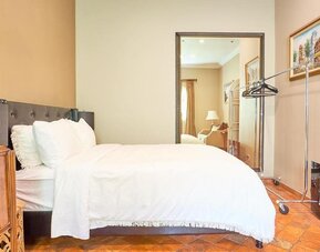 Day  use room at Beverly Hills Spanish.