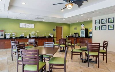 Dining room at Sleep Inn & Suites Port Charlotte - Punta Gorda.