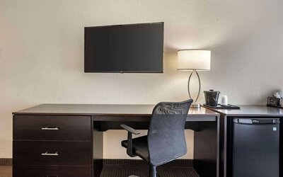 Work desk at Sleep Inn & Suites Port Charlotte - Punta Gorda.
