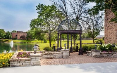 Ourdoor garden at Wyndham Garden Schaumburg Chicago Northwest.