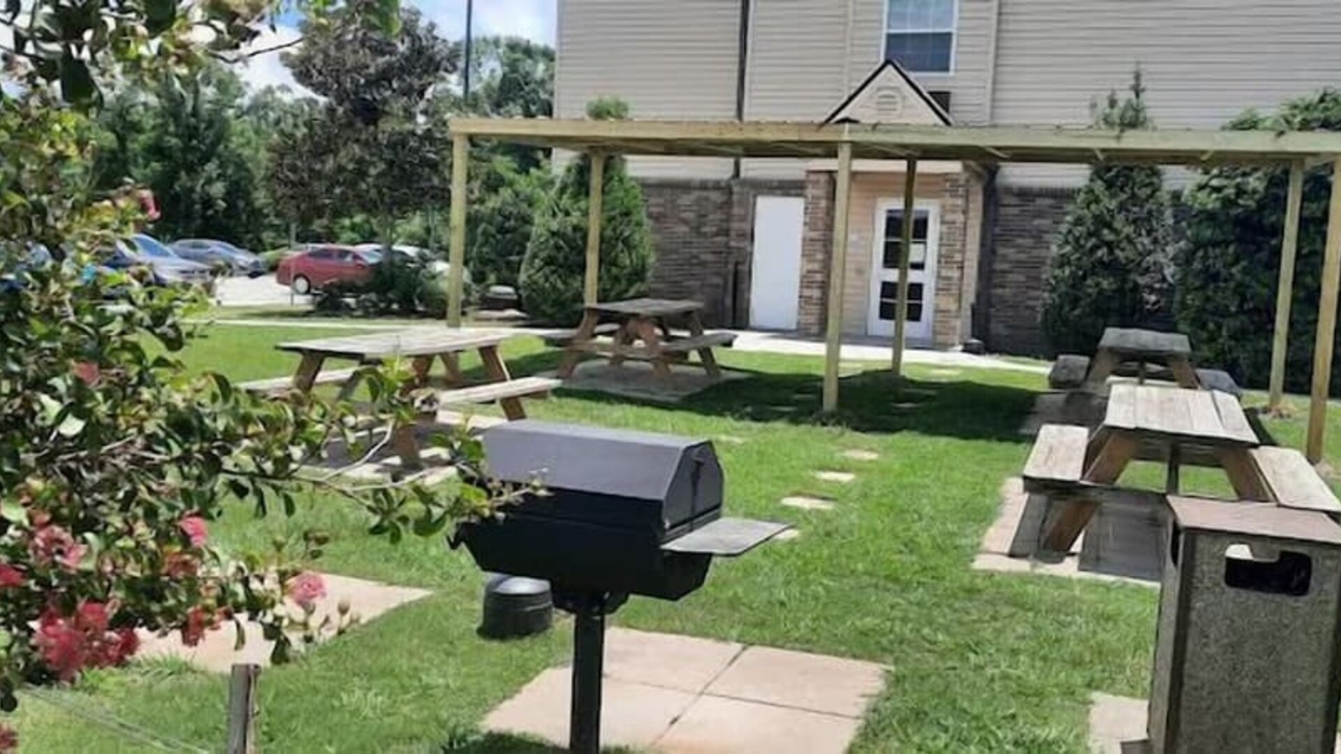 Picnic area at WeStay Suites Belle Chasse.