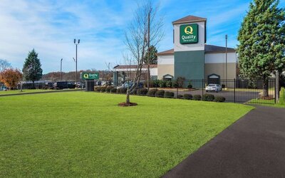 Hotel garden at Quality Inn Memphis Northeast Near I-40.