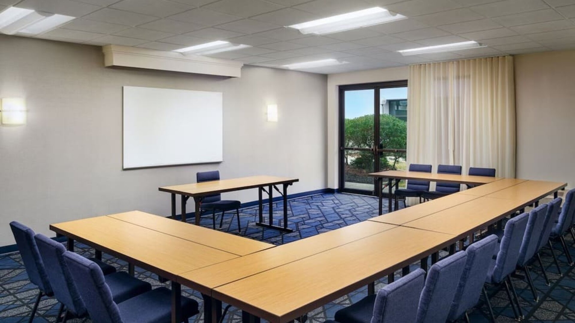 Meeting room at Courtyard By Marriott Columbus Worthington.
