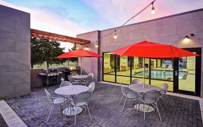 Outdoor terrace at Home2 Suites El Reno.