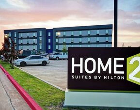 Hotel exterior at Home2 Suites El Reno.