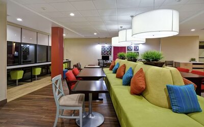 Lobby and lounge at Home2 Suites El Reno.