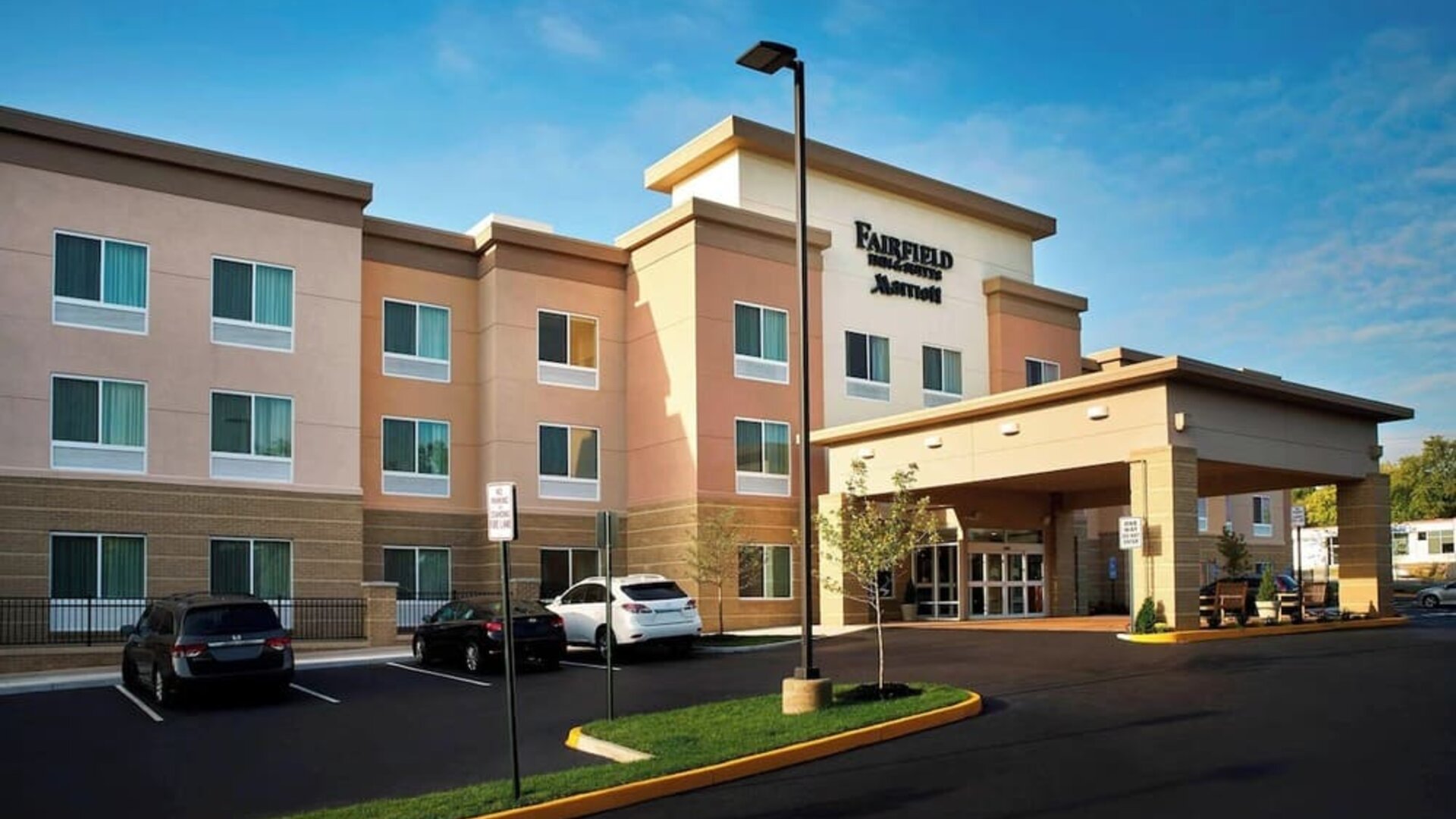 Hotel exterior at Fairfield Inn & Suites By Marriott Alexandria.