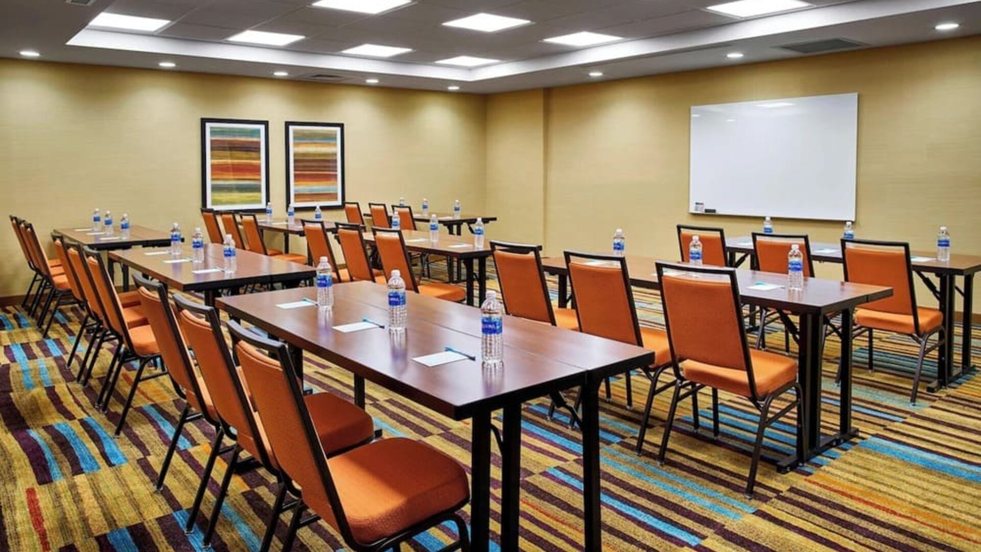 Meeting room at Fairfield Inn & Suites By Marriott Alexandria.