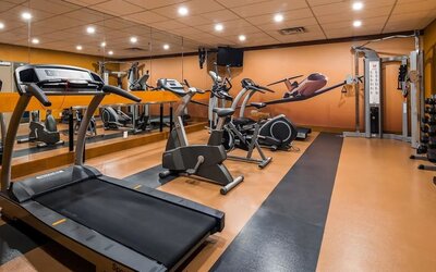 Fitness center at Best Western Premier Toronto Airport Carlingview.