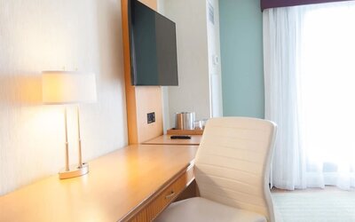 Work desk at Best Western Premier Toronto Airport Carlingview.