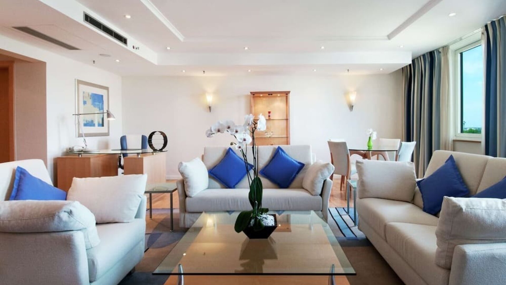 Lobby and lounge at Hilton Dusseldorf.