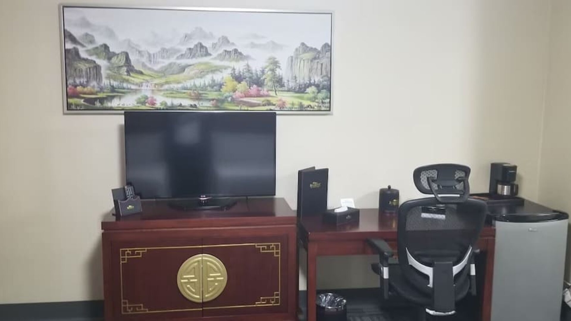 Work desk at Baymont By Wyndham Montreal Airport.