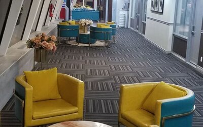 Lobby lounge at Baymont By Wyndham Montreal Airport.